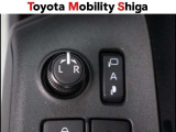駐車時に便利なスマ-トキ-連動オ-ト格納式ドアミラーを装備しています。施錠すると自動的にドアミラーを格納する便利な機能です!