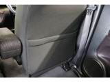 シートバックには車内に散らかりがちな細々としたものやタブレット、雑誌などの収納に便利なポケットを装備しています。