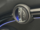 シンプルなのに個性的。MINIらしさを感じるドアまわり。