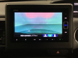 ギヤをR(バック)に入れるとナビの画面に後ろの映像が映るリアカメラ付です。後退時、コンディションが悪い視界でもカラーバックモニターがドライバーをサポートします。