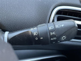 【オートライト(AUTO)】外の明るさをシステムが感知して、自動でヘッドライトが点灯します。ヘッドライトをつけ忘れを防ぐ便利機能です。
