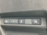 VDC(ビークルダイナミックスコントロール)滑りやすい路面や障害物の緊急回避などでのハンドル操作で車両が横滑りしそうになると、自動的にブレーキ及びエンジンの出力を制御。車両の安定性を向上させます。
