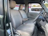 適度なホールド感と快適な座り心地の運転席シートまわり!