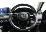 運転中もハンドルでの操作が可能です。特に高速道路等の目が離せない運転時には、便利さだけでなく、安全性も兼ね備えております。