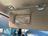 サンバイザーに鏡がついてますので車から降りる前に身だしなみチェック出来ます。
