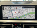 BMWのナビゲーションは操作性も良く、詳細な地図情報と交通状況を見やすく表示し、快適なドライビングをサポートしながら目的地までナビゲートします。