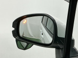 ブラインドスポットインフォメーションは走行中、斜め後ろに車両を感知すると、ドアミラー上のマークを点灯してお知らせします