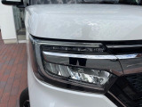 【LEDヘッドライト】悪天候や夜間走行時も良好な視界を確保し安心して運転できる高輝度LEDヘッドライトを装備!点灯速度が早く、消費電力も抑えられています。