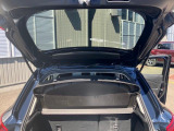 バックドアには荷室の目隠し、日よけとなるトノカバーを装着しています。取り外しも可能です。
