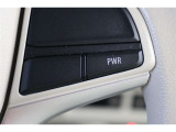 ダイナミックで力強い加速感が得られるPOWERモードへの切替えができます。山道などの急な上りなどで活躍してくれますし、高速での合流などで、もう少しパワーが欲しい時などにも便利ですよ。