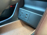 USB Type-C端子を2口装備。スマートフォンなどの充電に便利で、現代のカーライフにうれしい装備です。
