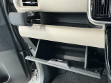 【収納部】パッと手に取りたい小物の置き場に便利。その他、沢山の収納部がございます。