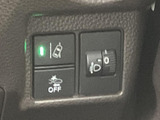 運転席まわりに複数のスイッチがまとまり、表示を見ながら必要な機能を確認しやすい構成です。各スイッチを手元で把握できるため、運転中にも視認しやすく、日常使いを支えます。