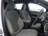 音や振動がほとんどなく、走行中の車内が驚くほど静か。床下に敷き詰めたバッテリーにより、路上から発生する走行音も軽減。車内では会話がしやすく、音楽もより静かな環境で楽しめます。