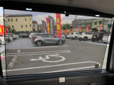 後部座席も広々!パーソナルテーブル、ロールサンシェードも装備でゆったりくつろいで頂けます♪