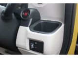 運転席側のドリンクホルダーです。左側パワースライドドアも装備されています。エンジンはボタン一つで始動。