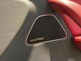 harman/kardonのスピーカーを備えたドアまわり。お気に入りの曲と出かけるドライブにも楽しみが広がります。音の聞こえ方や調整方法は、いつも聴く音楽を思い浮かべながら現車でお確かめいただけます。