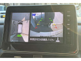 アラウンドビューモニターです。4つのカメラからの映像を合成・処理することで空から見下ろすような視点で周囲を確認でき、駐車時のクルマの位置確認がスムーズになります。