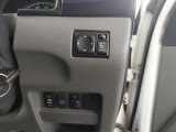 運転席右側インパネ(電動ドアミラースイッチ部)の拡大写真です。スイッチ操作部の状態やパネル周りのコンディションについて画像にてご確認ください。