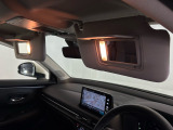 ★【あると便利な装備】運転席・助手席サンバイザー内側ライト付きミラーが装備されています