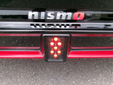 NISMO専用リヤLEDフォグランプで夜間雨天時視認性良。NISMOエンブレム。
