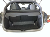 バックドアを上げた状態です。シートを倒せば荷室のスペースが広くなります!用途に合わせて快適な室内を!