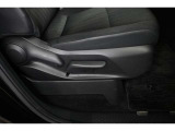 運転席シートリフター装備!シートの上下調整で運転操作の視界を確保できます。