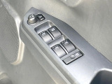 【電動格納ミラー】サイドミラーは電動格納式となっており、狭い駐車場でもキズがつくリスクを抑えられます。