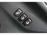 運転席シートポジションメモリー機能 : リフター、チルト、リクライニングの各ポジションを自動的に再現できます。