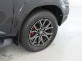 装着タイヤサイズは、265/70R18です。純正アルミホイールを装着しております。
