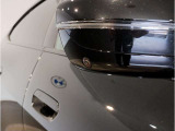 【デザインとの融合】BMWデザイナーが創り出したボディデザインを損なう事のない様に配置とデザインに拘っています。ドアノブについてもBMWの拘りに妥協はありません。