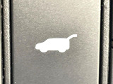 【パワーバックドア】スマートキーや運転席のボタンを押すだけでリアゲートが自動で開閉します!荷物を持っている時や、高い位置にあるバックドアを閉める際に便利な機能です♪