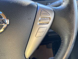 ステアリングのクルーズコントロールボタンは高速道路で運転のアシストをしてくれます。