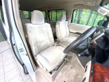 運転席まわりには十分なスペースがあり、大柄な方でもゆったり運転していただける環境です。