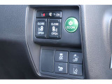 リアは両側パワースライドドアで、開閉には運転席のスイッチ、またはスライドドアのドアハンドルを少し引くだけで自動開閉します。