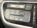 【オートエアコン】一度お好みの温度に設定すれば、車内の温度を検知し風量や温度を自動で調整。暑い&hellip;寒い&hellip;と何度もスイッチ操作をする必要はありません。快適な車内空間には必須の機能ですね♪