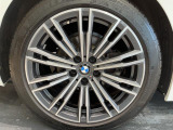 BMWならではの卓越した走りを支えるホイールと足回りです!日本車の走りに慣れている方にもぜひ体感して頂きたいほど、高いレベルでまとまっています!