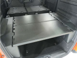 ◆荷室用ユーティリティボード◆荷室を分割して有効活用でき反転させれば濡れたアイテムを載せれます。