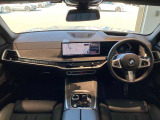 BMWカーブド・ディスプレイが中心の次世代コックピット。スイッチ類を減らし、直感的な操作とクリーンなデザインを実現しています。