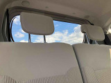 後席用のヘッドレストが標準装備されています♪