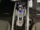 シンプルでとても使いやすいフロアシフトに、パーキングブレーキは、電子制御パーキングブレーキです。