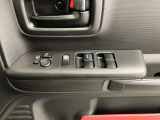 【運転席ドアスイッチ回り】パワーウィンドー[ロック機構]・電動格納式リモコンドアミラースイッチがまとまっているので操作しやすいです。
