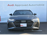 シングルフレームグリルはAudiの象徴的なデザイン要素であり、一目でAudiとわかるスタイル、大きくて迫力のある形状が車のスポーティな印象を強調しており、魅力的なデザインとなっています。