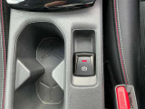 電動パーキングブレーキは、従来の足踏み式に比べ、しっかりと車をホールドしてくれるので安心です。女性の方には特に安心いただける装備です