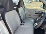 明るい色合いのシートとドアトリムで、運転席まわりも開放的な雰囲気です。座面と背もたれにはファブリックの表情があり、前席でくつろいでお過ごしいただけます。