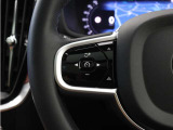 前方車を自動追従するアダプティブクルーズコントロールに加え、ステアリング操舵も行う進化型クルーズ『パイロットアシスト』を搭載。車体を車線内へと適正に維持しつつ先行車を忠実に追従します。
