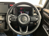 【ハンドル回り】インテリアに合わせたデザインのステアリングは、運転される方のことも考え、運転しやすい形状、大きさです。ぜひ一度、実際に触ってお確かめください。