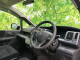 運転席まわりは視界が広く、前方や周囲の様子を確認しやすいレイアウトです。シートやドア内張りも落ち着いた色合いで、毎日の移動を過ごしやすい空間に整えています。