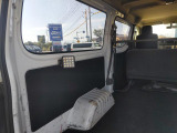 荷室右側面内張りパネル(タイヤハウス周辺)の写真です。右側の内張りパネルやフロア接合部のコンディションについて画像にてご確認ください。