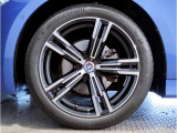 【BMWアロイホイル】軽量かつ強度に拘ったアロイホイル。走行性能ポテンシャルを引き出す設計。車の足元を引き締めてくれる大きなポイントはアロイホイルです。
